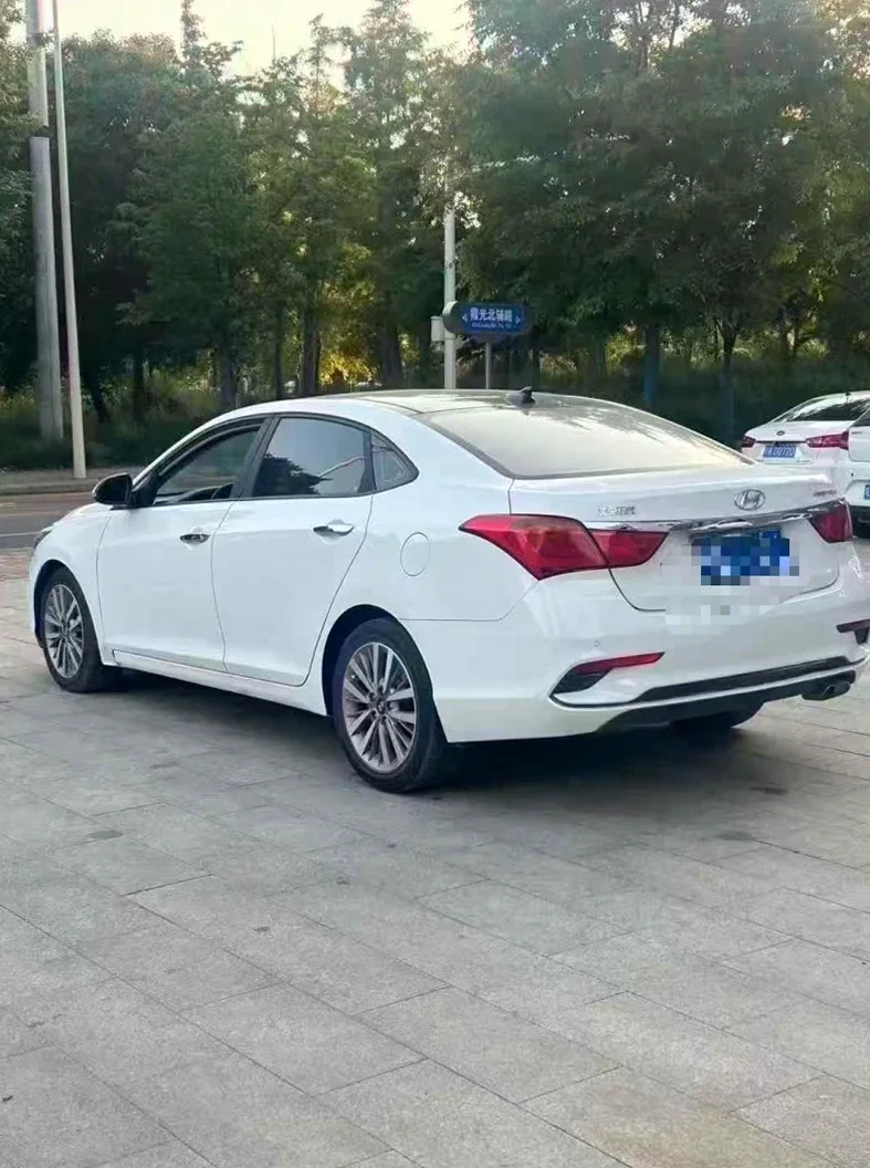 现代名图 内饰后排