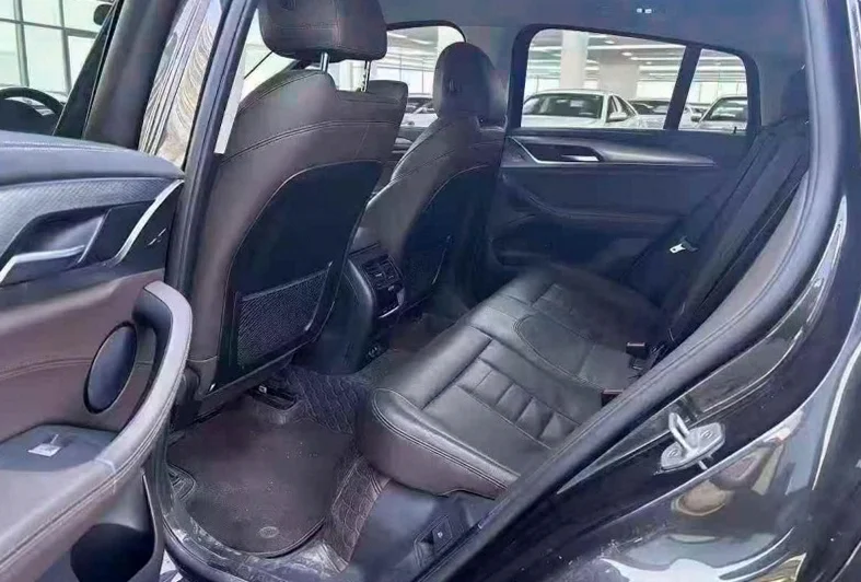 宝马X4 后面外观一