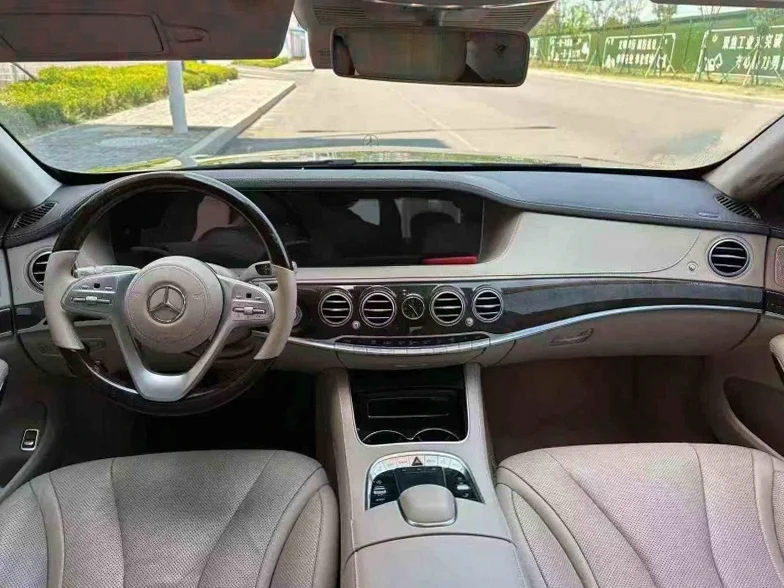 奔驰S 后面外观三