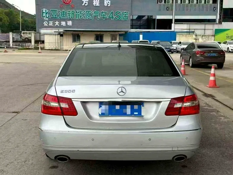 奔驰E 驾驶室