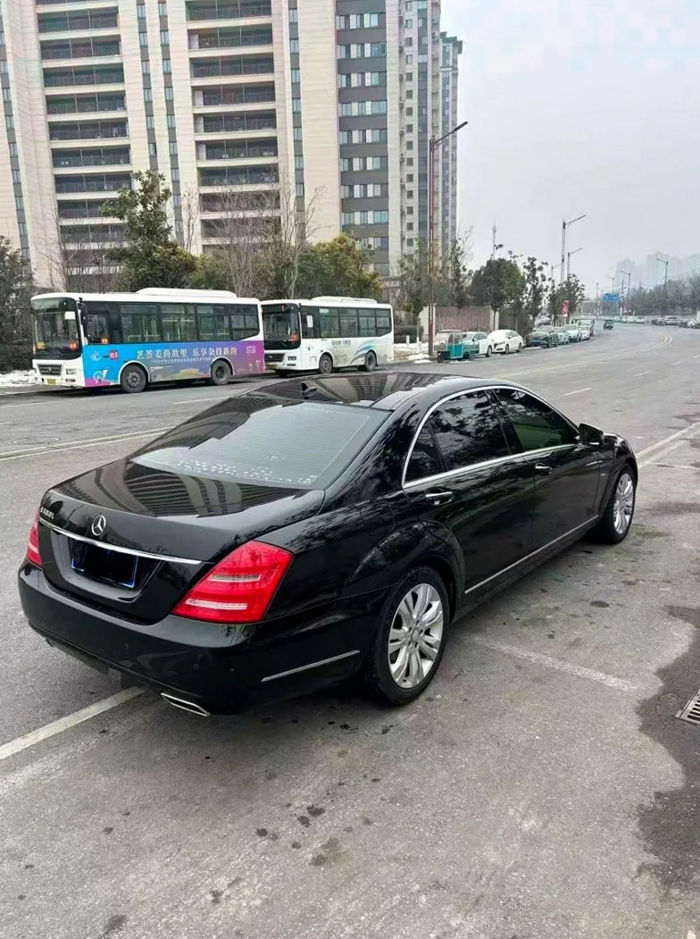 奔驰S 后面外观二