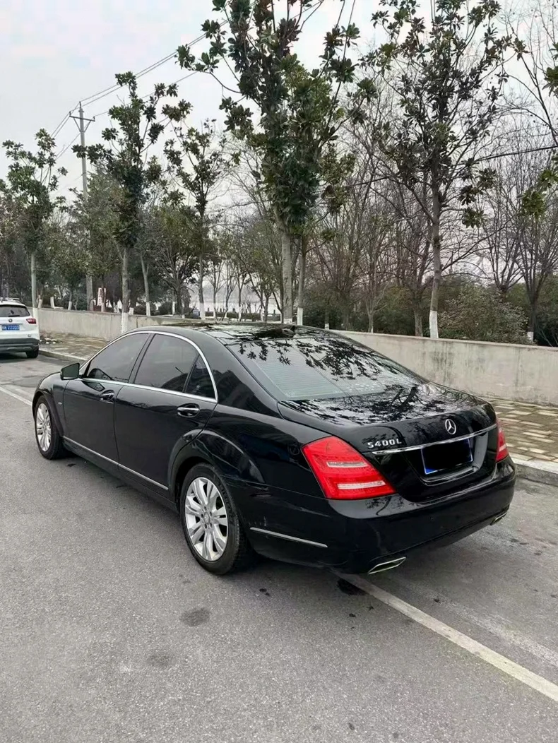 奔驰S 后面外观一