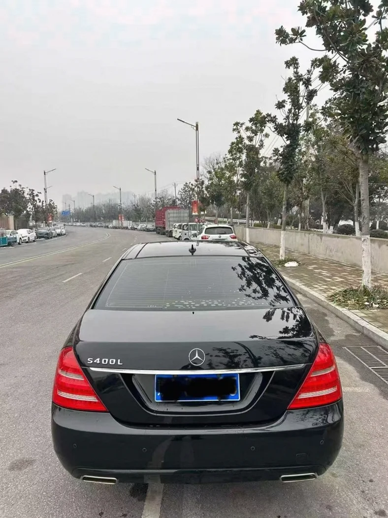 奔驰S 后面外观三