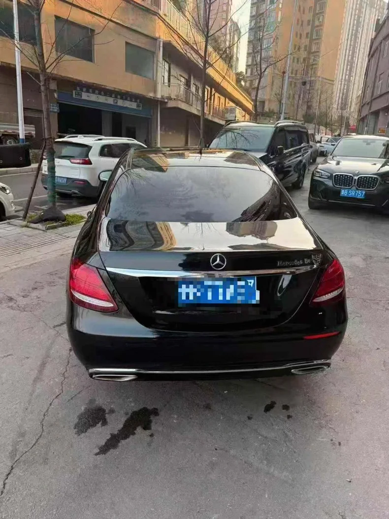 奔驰E 后面外观三