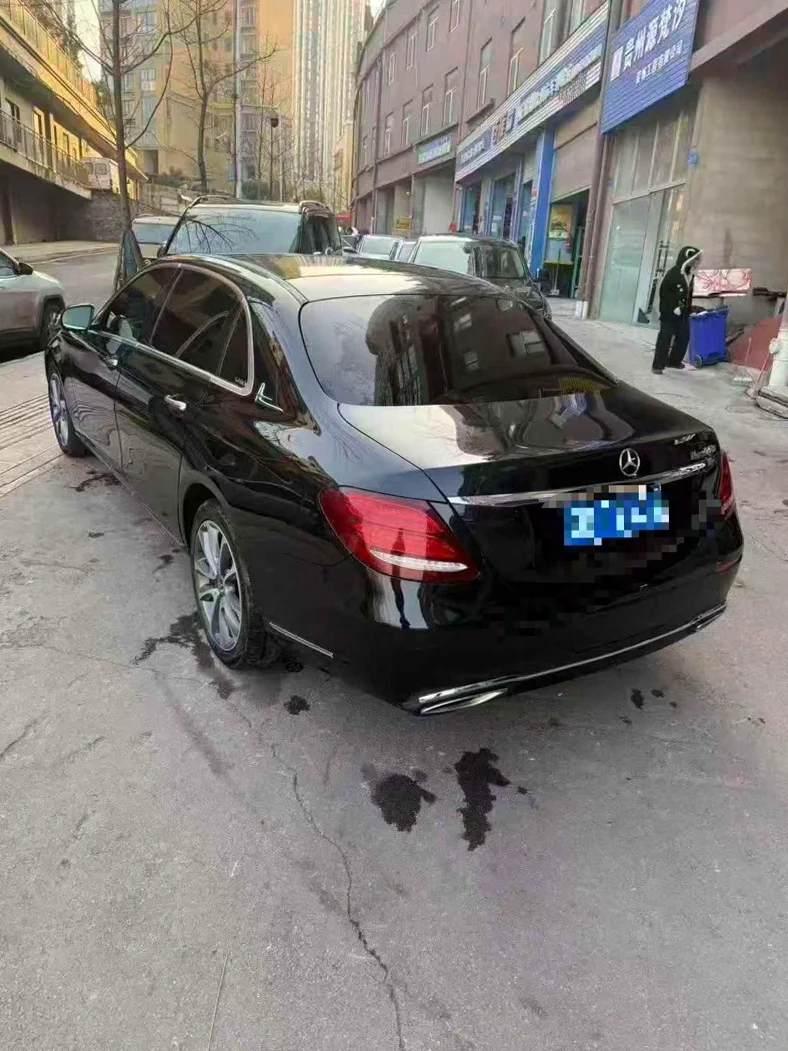 奔驰E 后面外观二