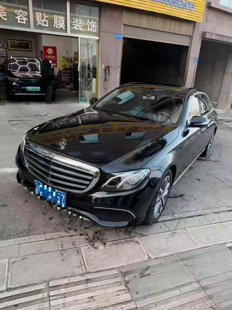 奔驰E 正面外观三