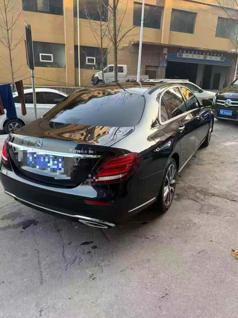 奔驰E 后面外观一