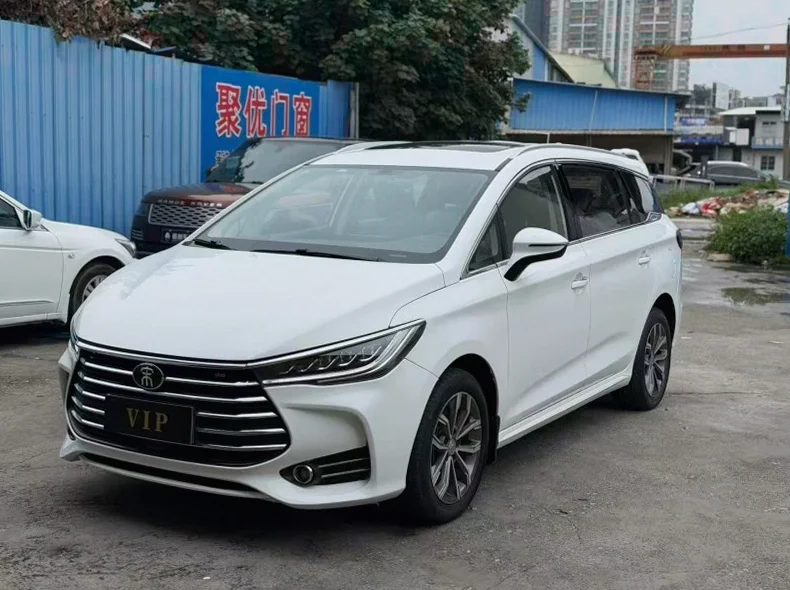 比亚迪宋MAX 后面外观三