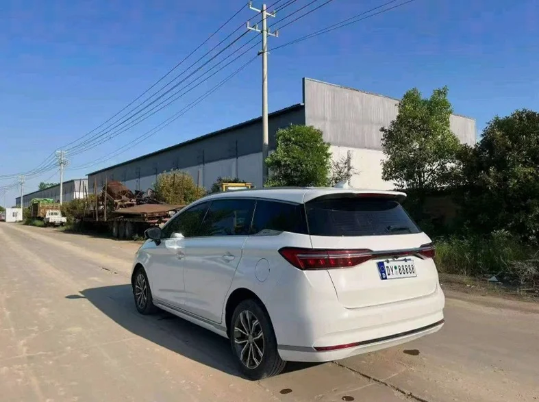 比亚迪宋MAX 后面外观一