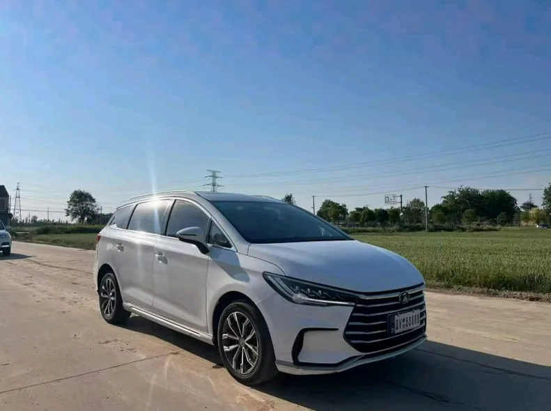 比亚迪宋MAX 正面外观三