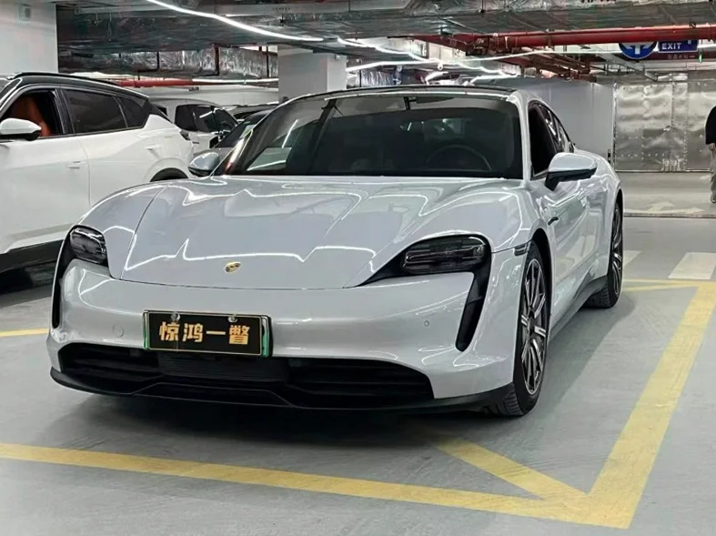 保时捷Taycan 正面外观三