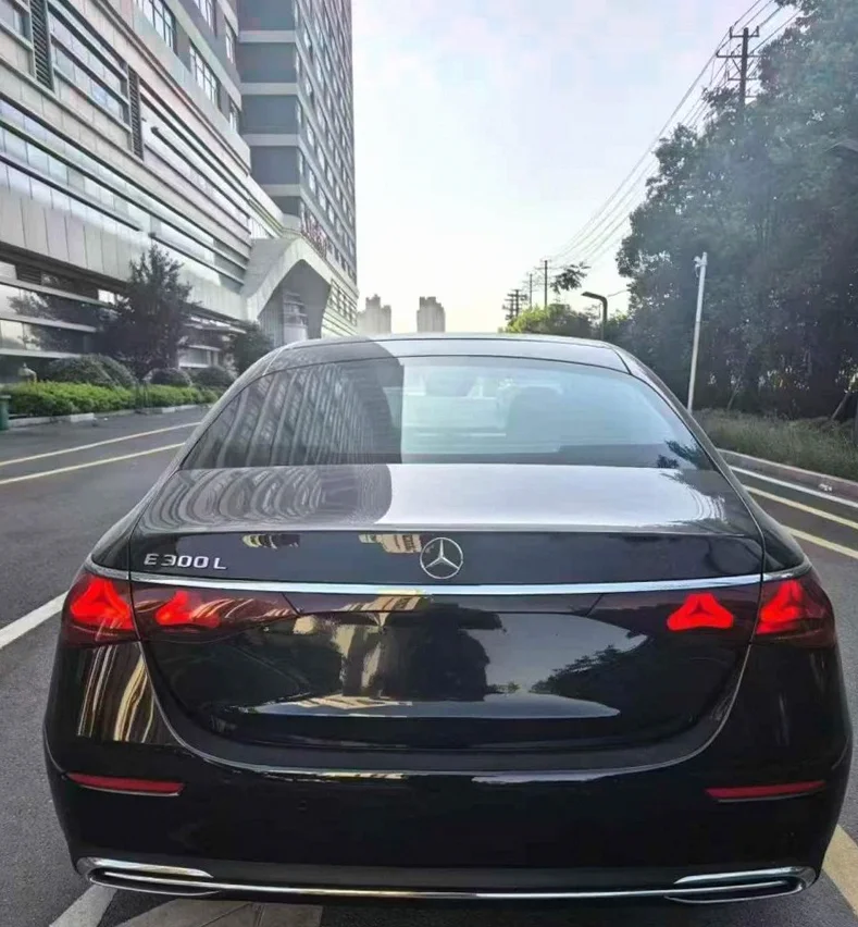奔驰E 驾驶室