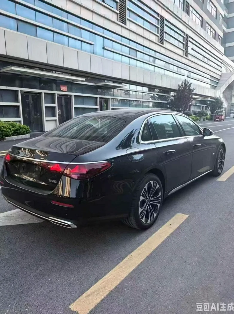 奔驰E 内饰前排