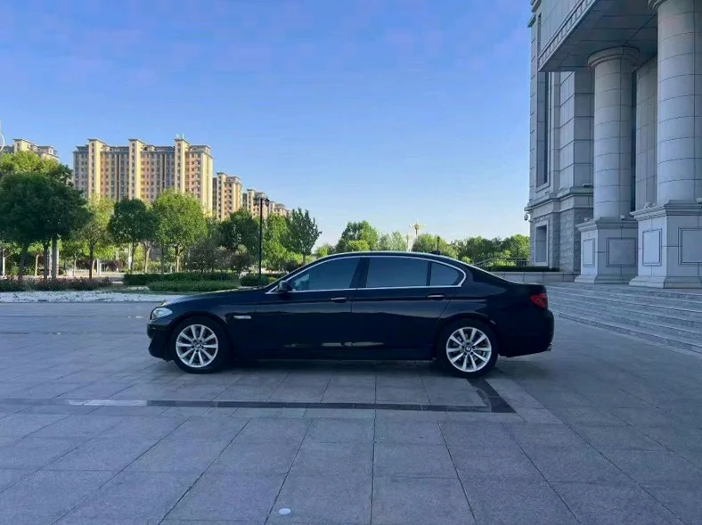 宝马5系 后面外观一