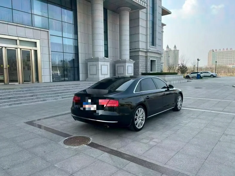 奥迪A8L 后面外观三