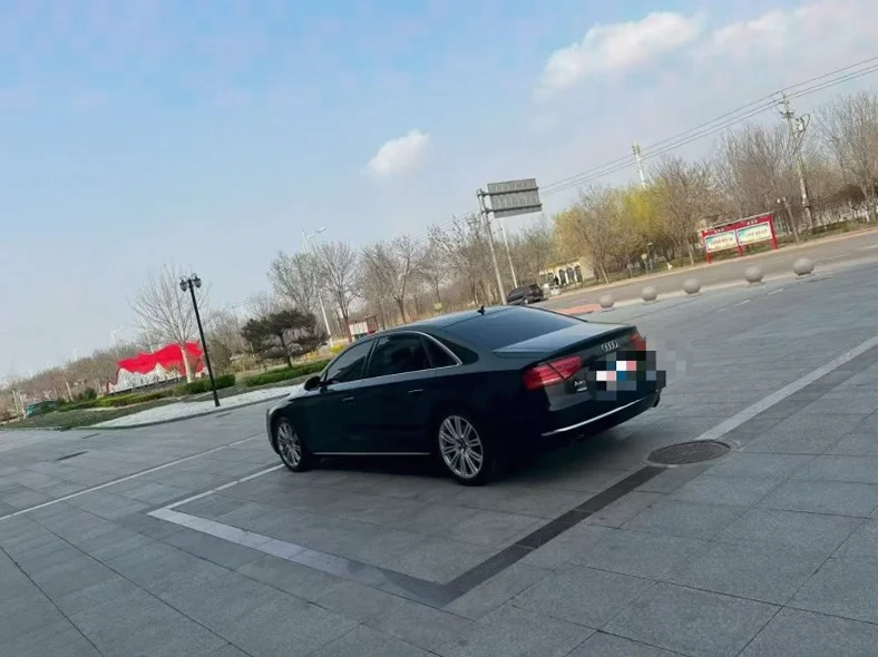 奥迪A8L 后面外观一