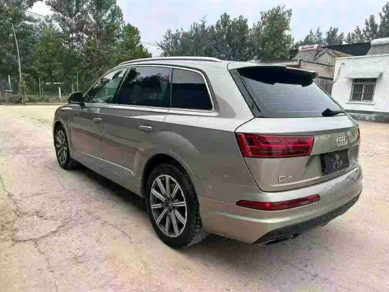 奥迪Q7 后面外观三