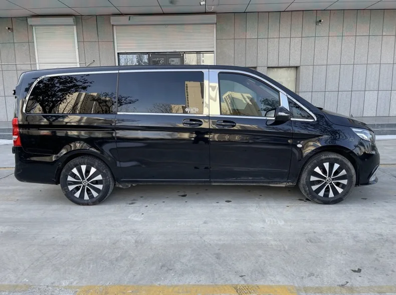 奔驰V 后面外观一