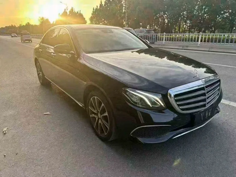 奔驰E 正面外观三