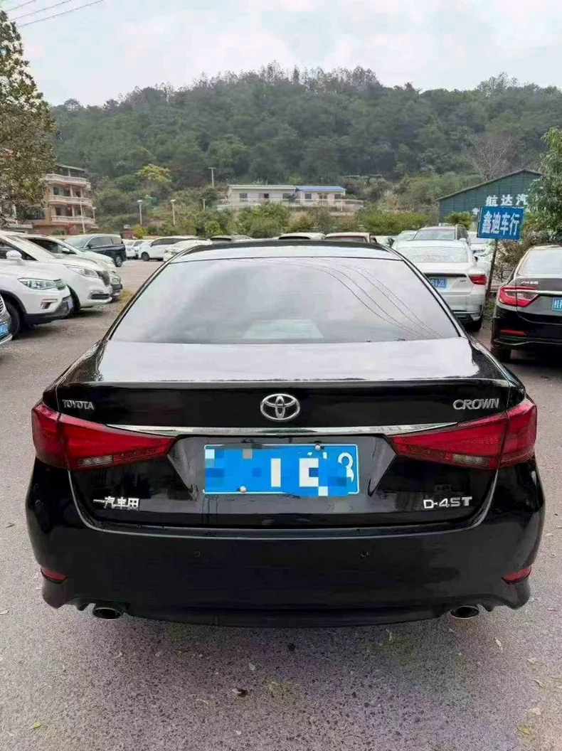 丰田皇冠 后面外观三