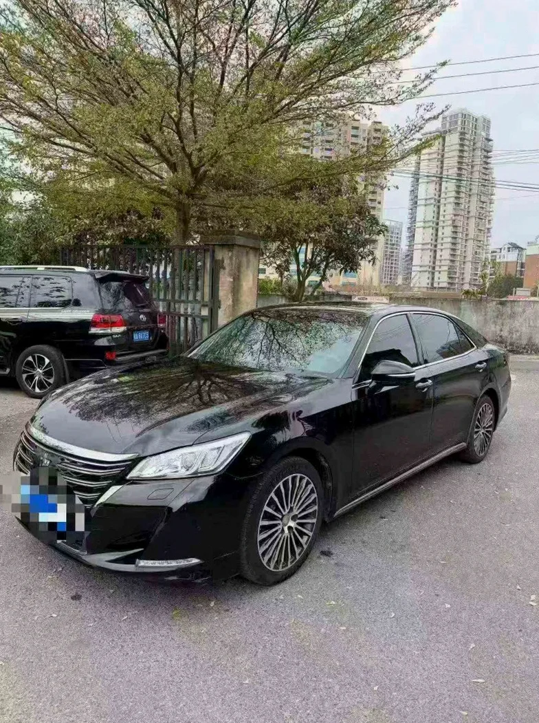 丰田皇冠 正面外观二