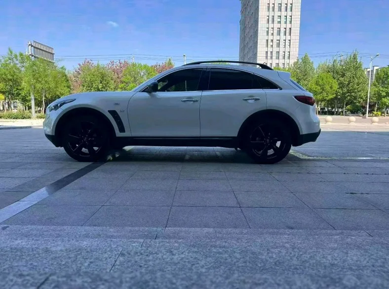 英菲尼迪QX70 后面外观三