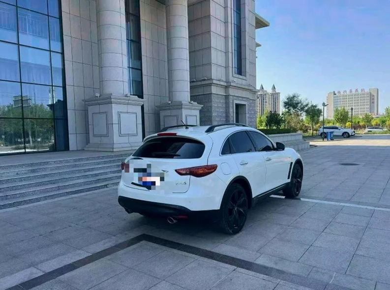 英菲尼迪QX70 后面外观一