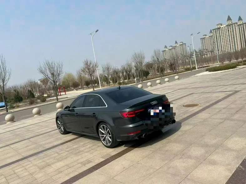 奥迪S4 后面外观一