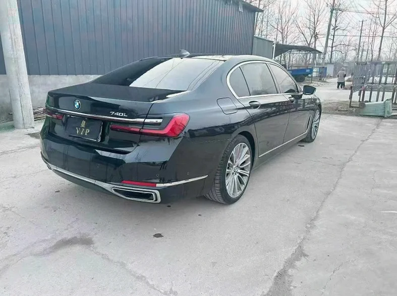 宝马7系 后面外观一