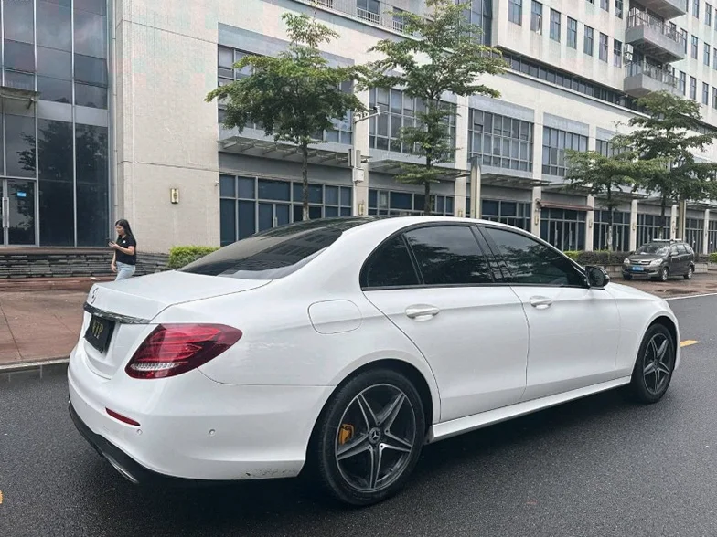 奔驰E 驾驶室