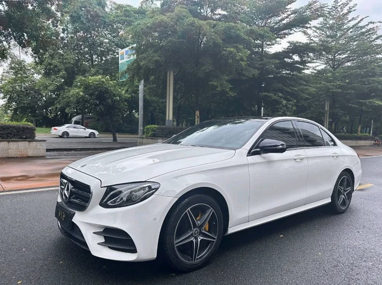 奔驰E 正面外观三