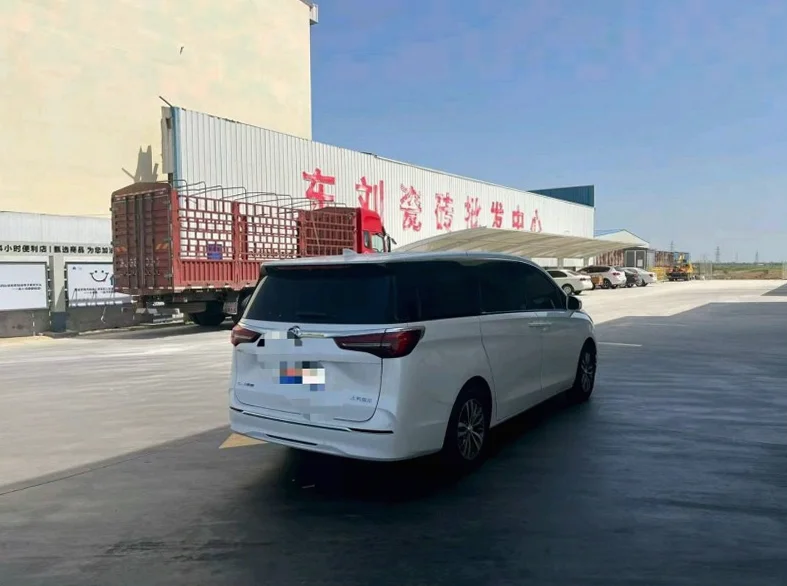 别克GL8 后面外观二