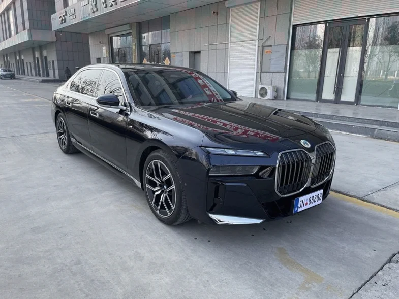 宝马7系 正面外观三