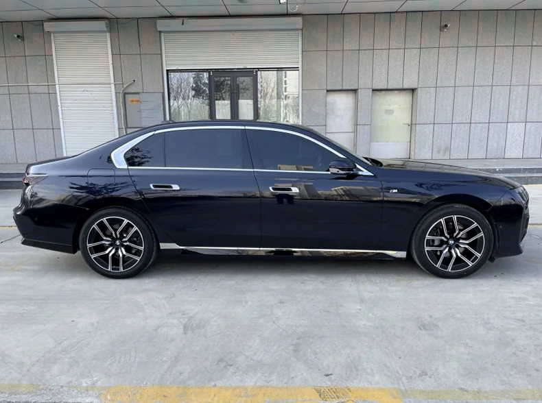 宝马7系 后面外观一