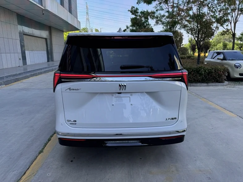 别克GL8 后面外观一