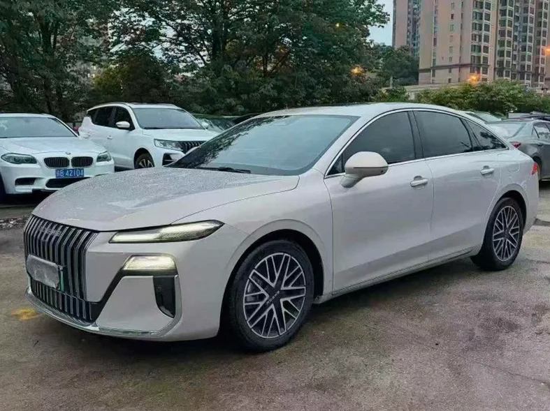荣威M7 正面外观二