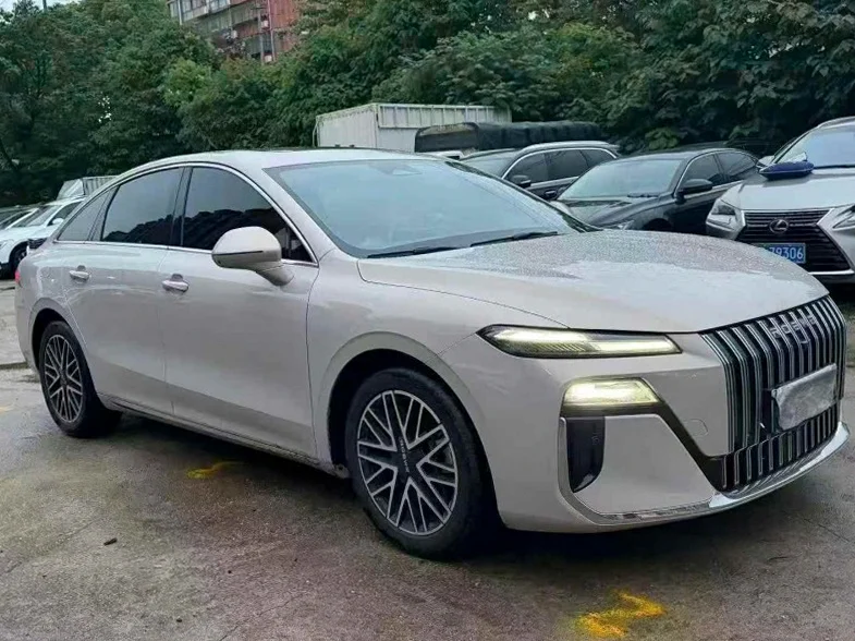 荣威M7 正面外观三