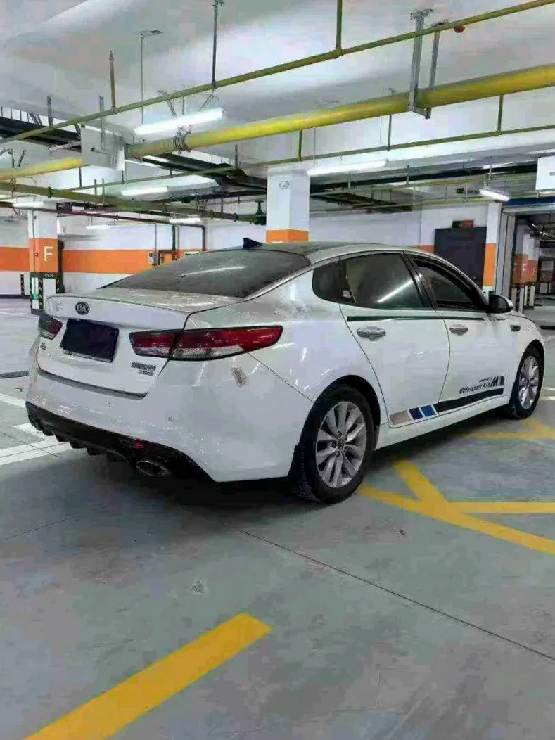 起亚K5 驾驶室