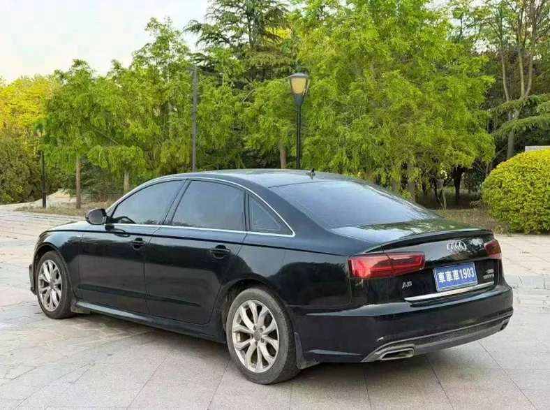 奥迪A6L 内饰后排