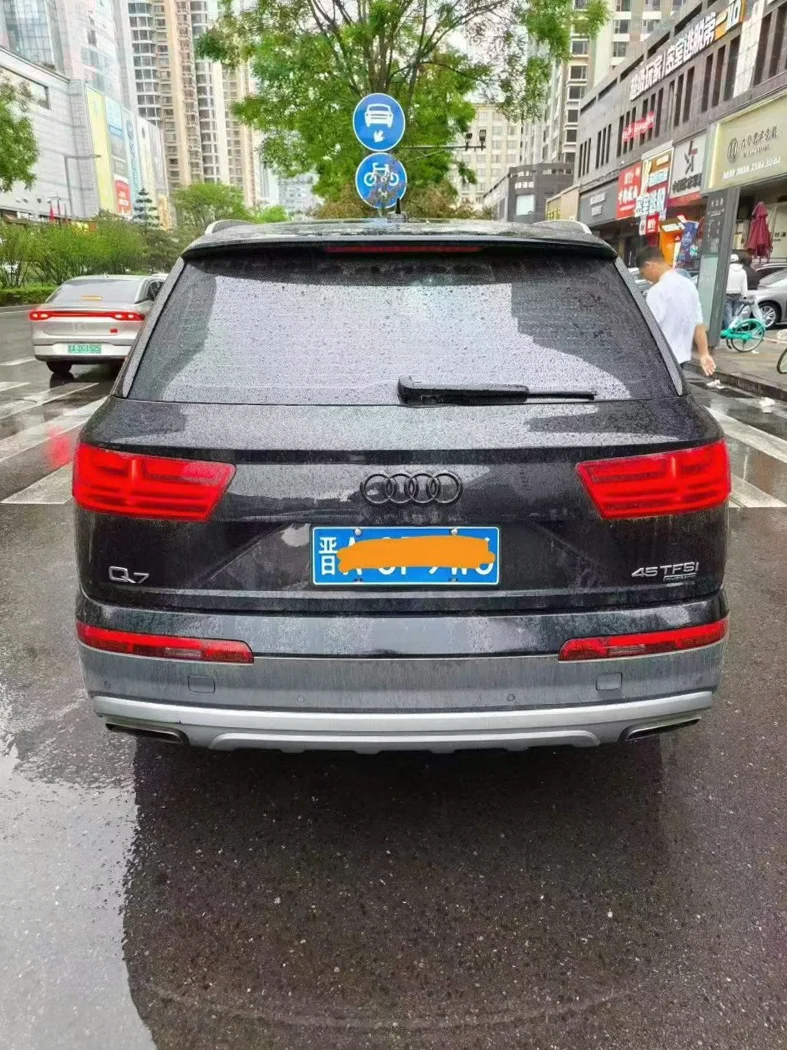 奥迪Q7 后面外观一