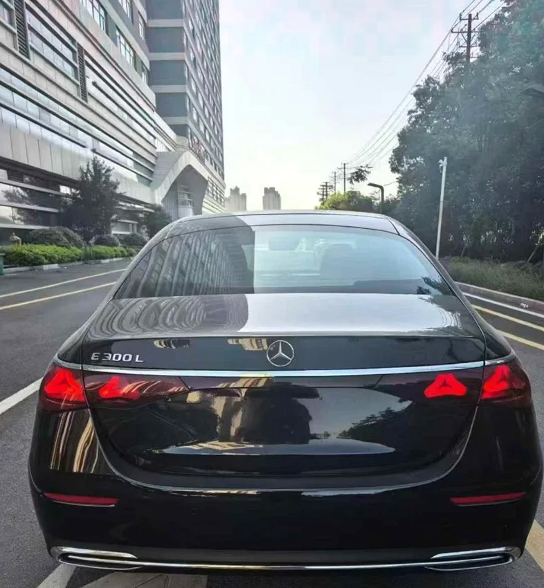 奔驰E 内饰后排