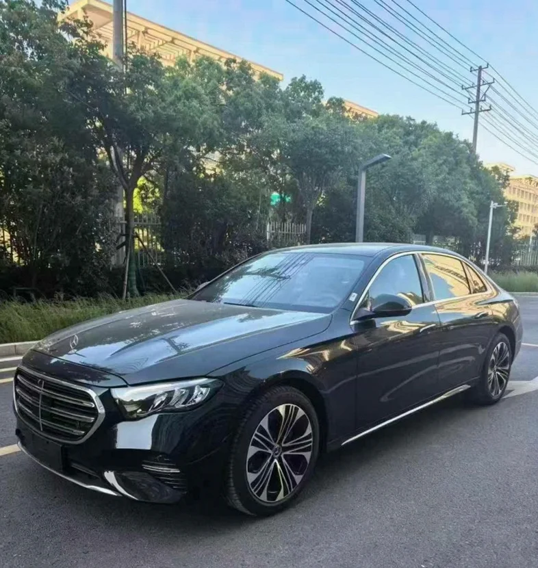 奔驰E 正面外观三