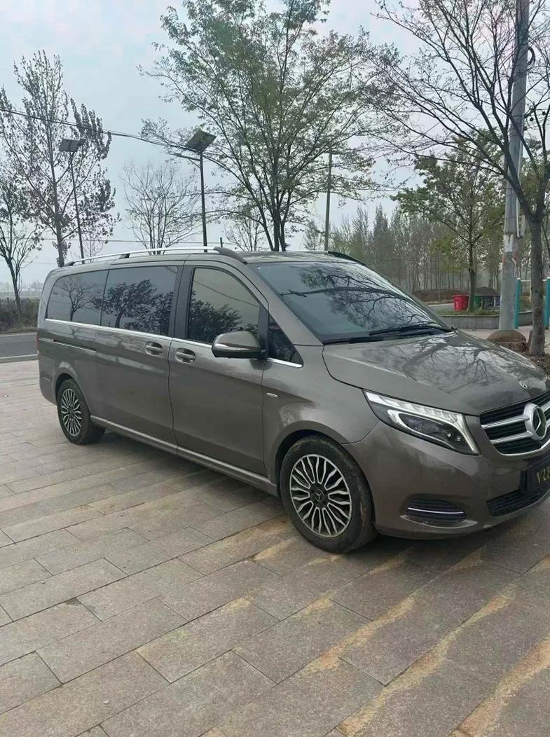 奔驰V 正面外观三