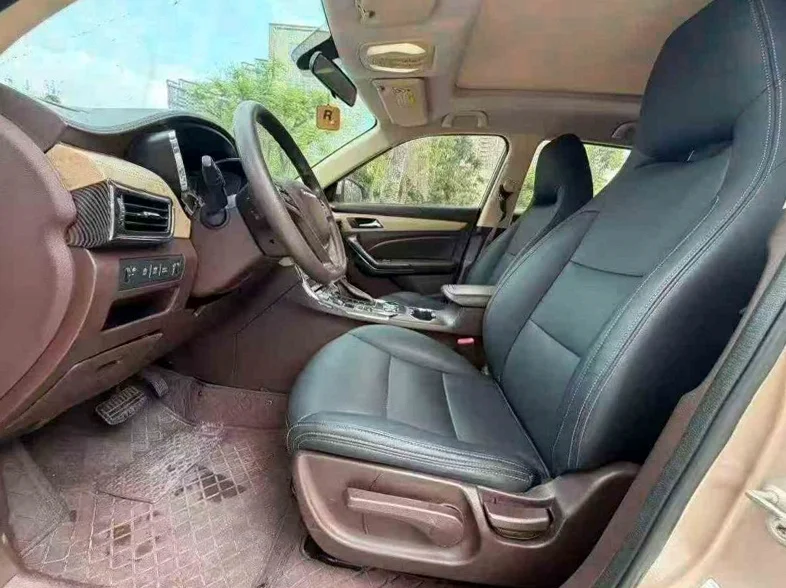 猎豹汽车CS9 内饰前排
