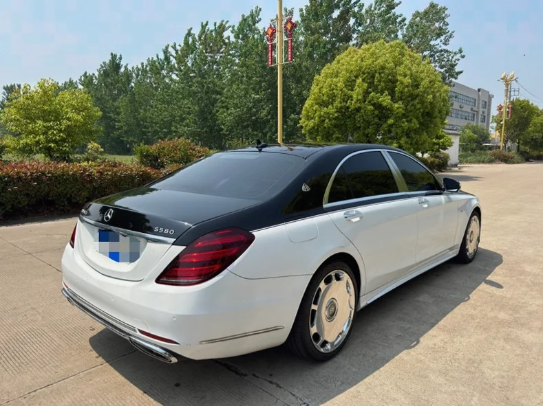 奔驰S 后面外观三