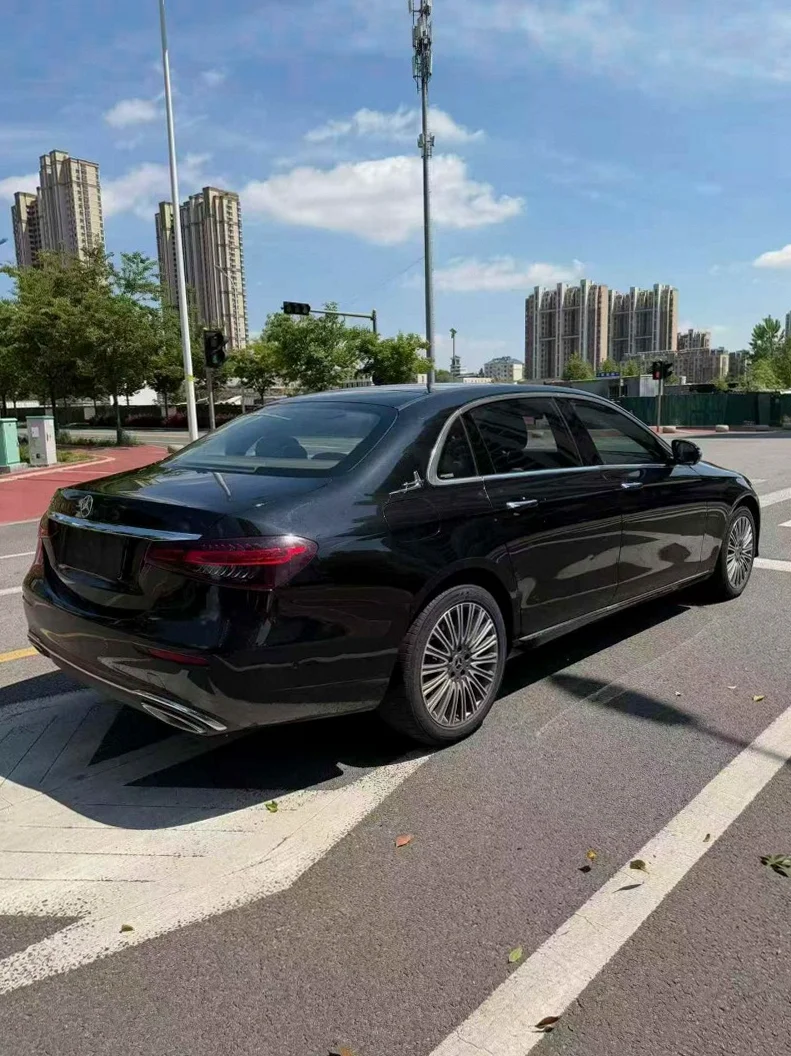 奔驰E 内饰后排