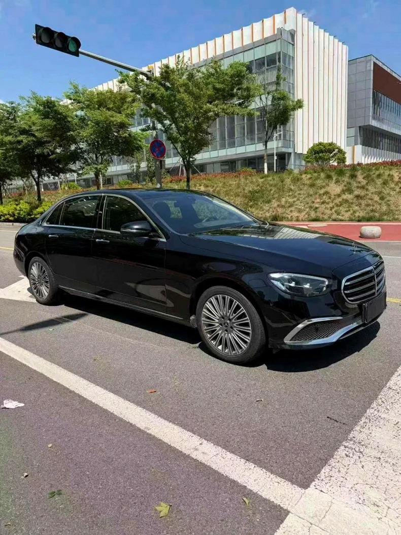 奔驰E 正面外观三