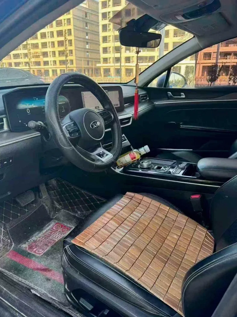 起亚K5 后面外观三