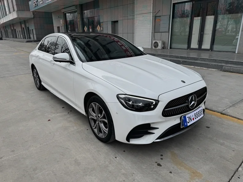 奔驰E 正面外观三