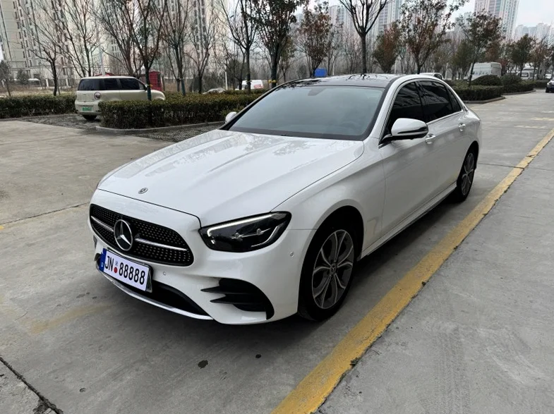 奔驰E 正面外观二